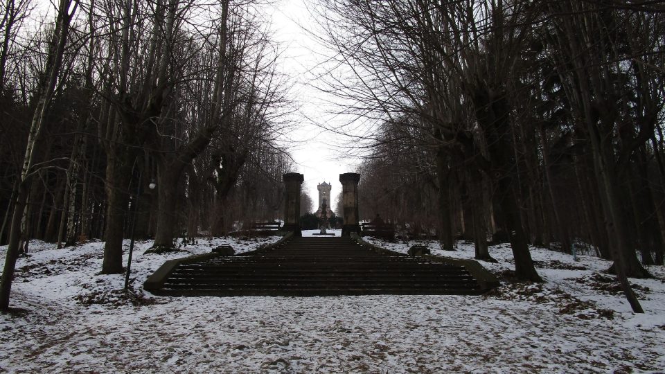 Křížovou cestu tvoří celkem jedenáct rokokových zastavení