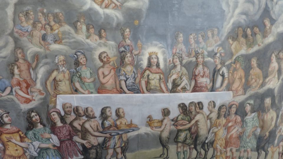 Nástropní a nástěnné malby zobrazují  mytologická a náboženská témata, některé z nich skrývají i hádanky