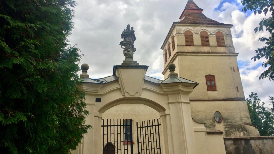 Poutní kostel v Knířově se sochou Knířovské Madonny nad bránou