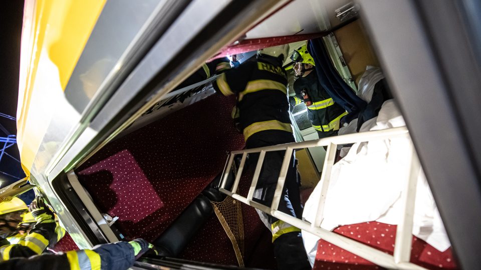 Srážka vlaků v Pardubicích si vyžádala čtyři mrtvé a víc než 20 zraněných