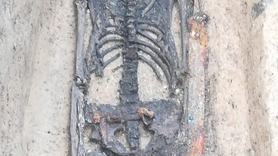 Při záchranném výzkumu u Slatiňan archeologové odkryli hrob muže s dlouhým jezdeckým mečem z 5. století, doby stěhování národů.jpg