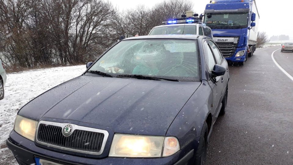 Auto poškozené ledem z kamionu