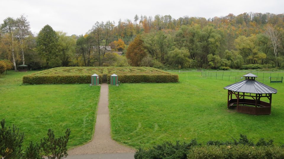 Zelený Labyrint v Brandýse nad Orlicí připomíná slavné Komenského dílo, které ve městě vzniklo
