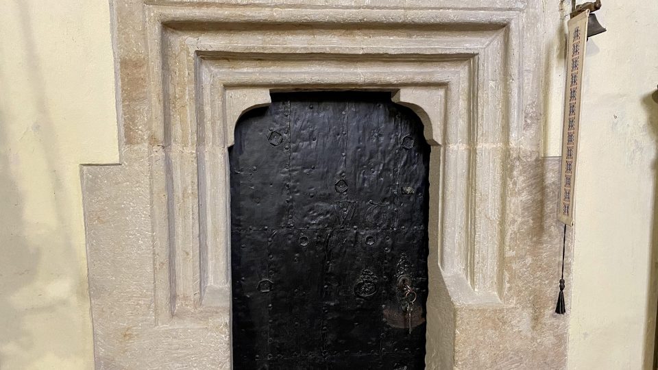 Portál kostela svatého Vavřince patří k nejstarším částem kostela, na dveřích do sakristie jsou iniciály zřejmě Vladislava Jagelonského