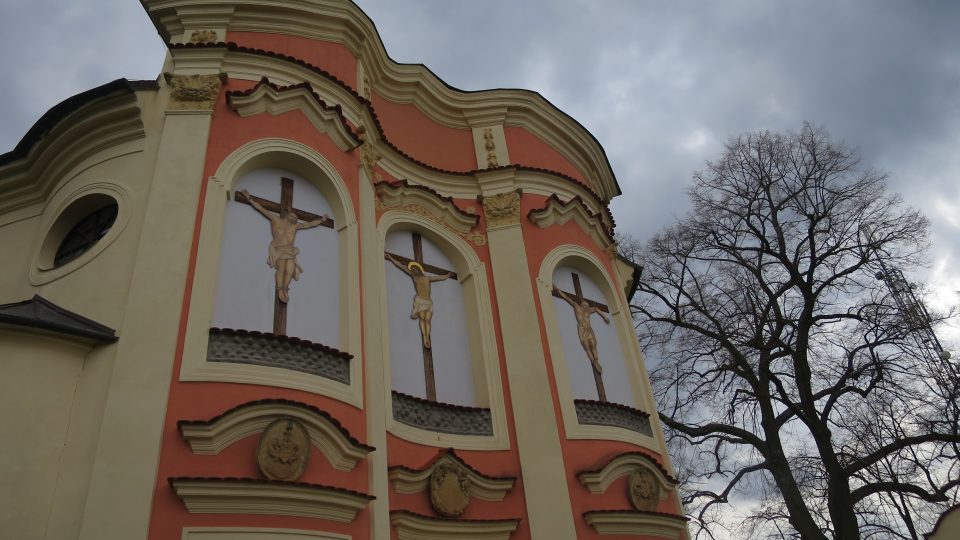 Průčelí kostela Povýšení sv. Kříže v areálu Kalvárie v Jaroměřicích