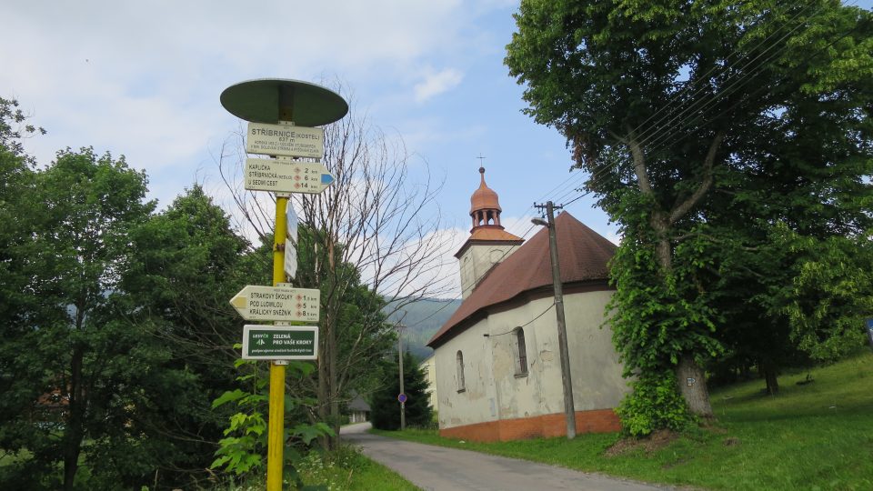 Kostel a rozcestník ve Stříbrnicích