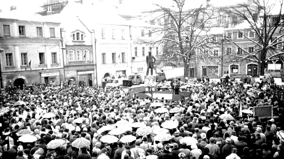 V den generální stávky 27. listopadu 1989 se na náměstí shromáždilo 2500 až 3000 lidí 