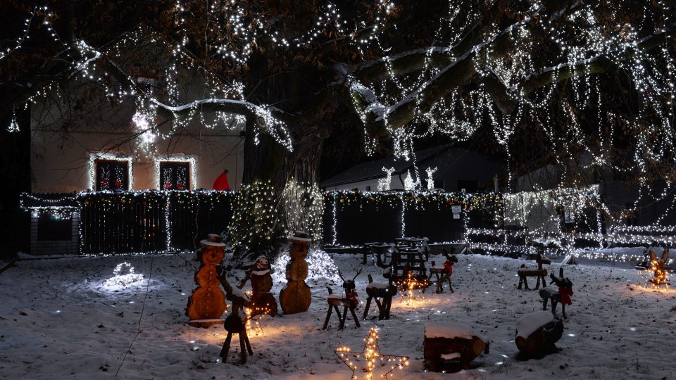 V Libišanech mají vánočně nasvícený dům, který zdobí 6 kilometrů světelných řetězů. Jezdí se sem dívat lidé z dalekého okolí