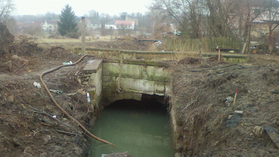 V roce 2012 začal Vladislav Kyselica s čištěním kanálu a místa křížení vodních toků
