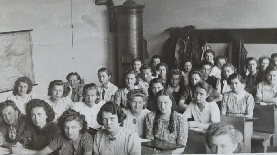 Studentky z pražského učitelského ústavu 1938 - 42