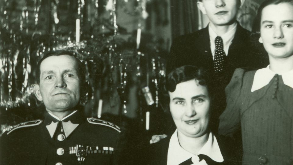 Josef Svatoň se ženou a dětmi v roce 1937