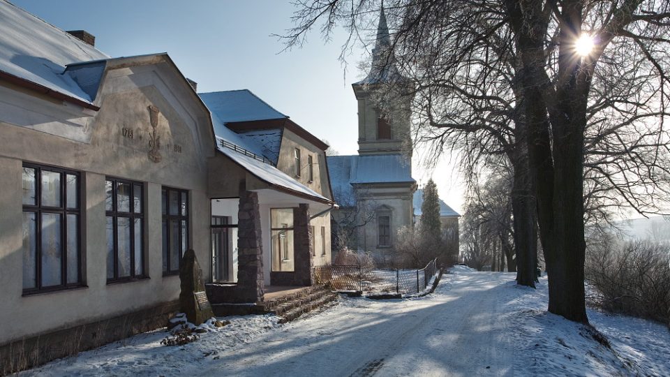 Evangelický kostel a jeho okolí je půvabný i v zimě