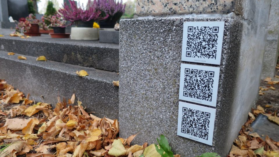 Na některých hrobech  jsou umístěné QR kódy, aplikace umožnuje přečít si v mobilním telefonu zajímavé ifnormace o známých osobnostech, které zde odpočívají.  