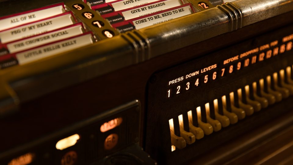 Páčkový mechanismus jukeboxu pro výběr skladby. Úžasná historie písní na přání z doby analogové | foto: Zdeněk Truhlář, Český rozhlas Páčkový mechanismus jukeboxu pro výběr skladby. Úžasná historie písní na přání z doby analogové