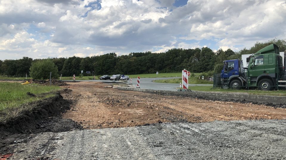 Na silnici I/17 u Heřmanova Městce vzniká nová okružní křižovatka