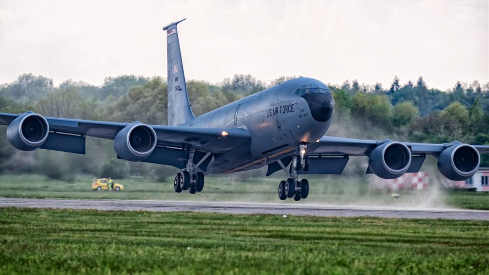 Létající benzinka KC-135 přistává na Letišti Pardubice