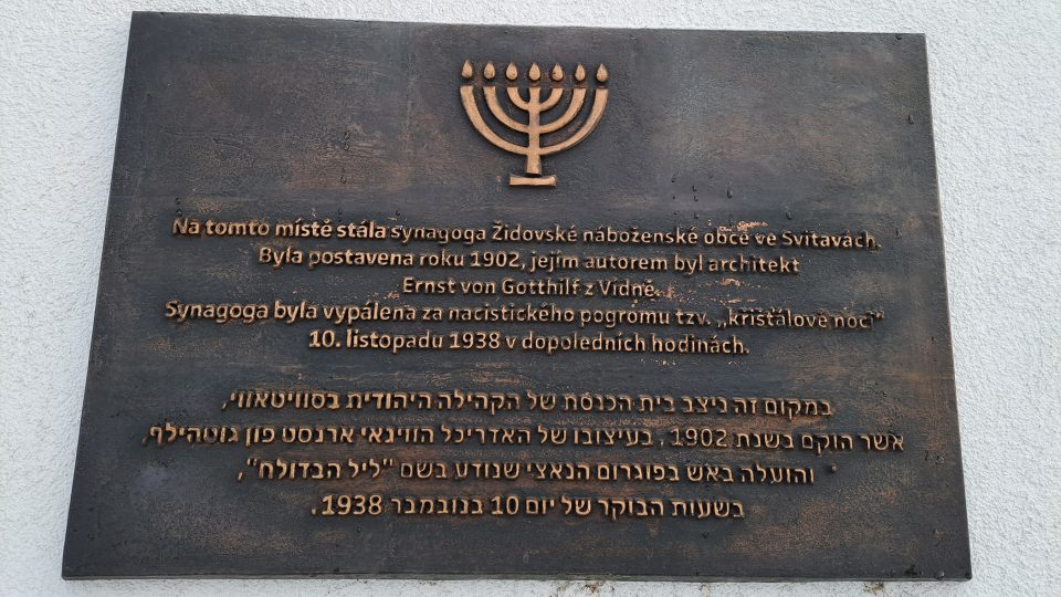 Pamětní deska na budově dnešního autobusového nádraží, jediná připomínka synagogy