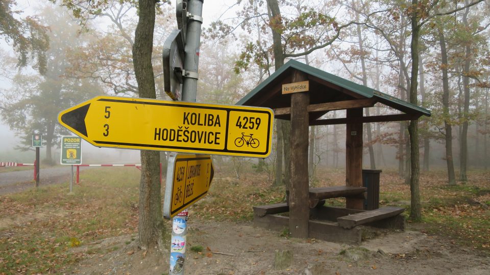 Městské lesy Hradec Králové jsou protkané sítí cyklostezek, odpočívadlo Na vyhlídce poblíž Bělečka