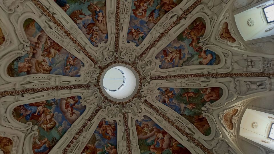 Malovaný strop rotundy, která je srdcem Květné zahrady