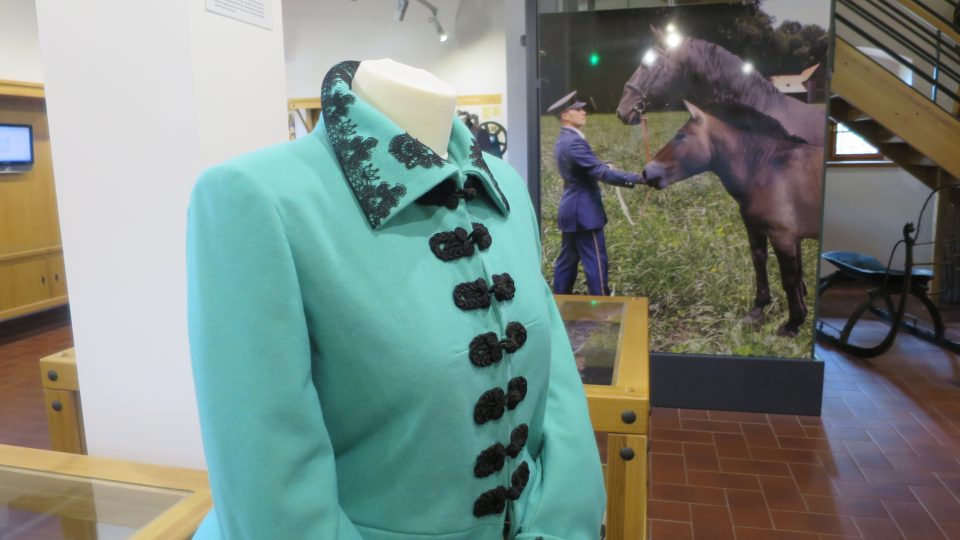 Pohled do expozice Interaktivního muzea na repliky jezdeckých obleků