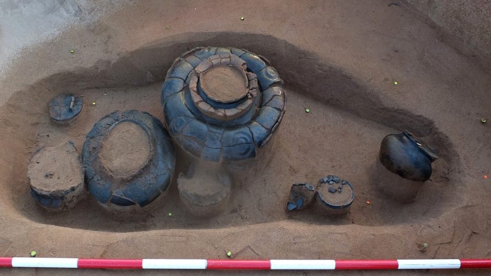 Obsah žárového hrobu, objeveného při výzkumu v Kuněticích