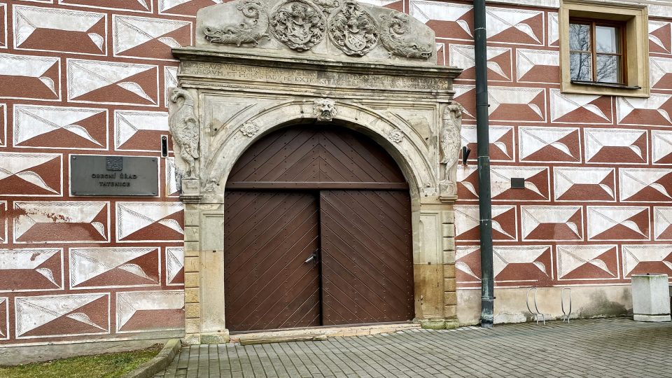 Dochovaný unikátní renesanční portál zámku v Tatenici