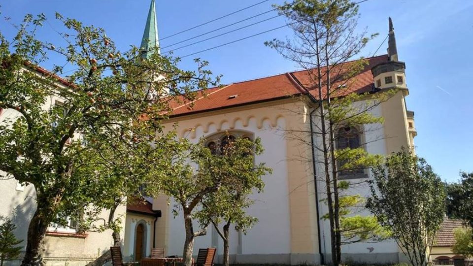 Kostel s farou ve Dvakačovicích