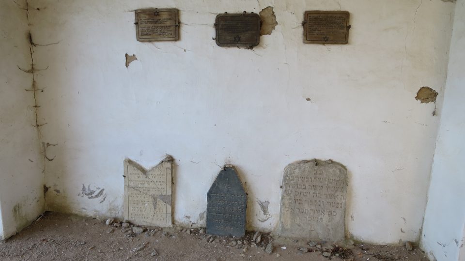 Ve vstupní bráně jsou umístěné nejstarší kamenné stély