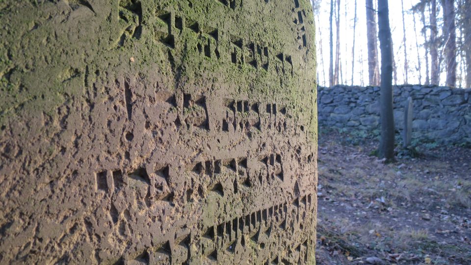 Detail kamenného náhrobku v Dřevíkově