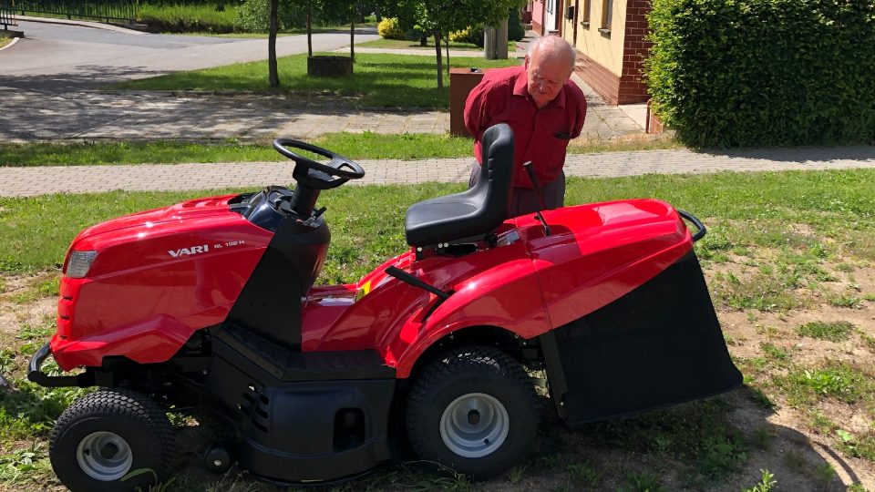 Josef Beníček se seznamuje s traktůrkem