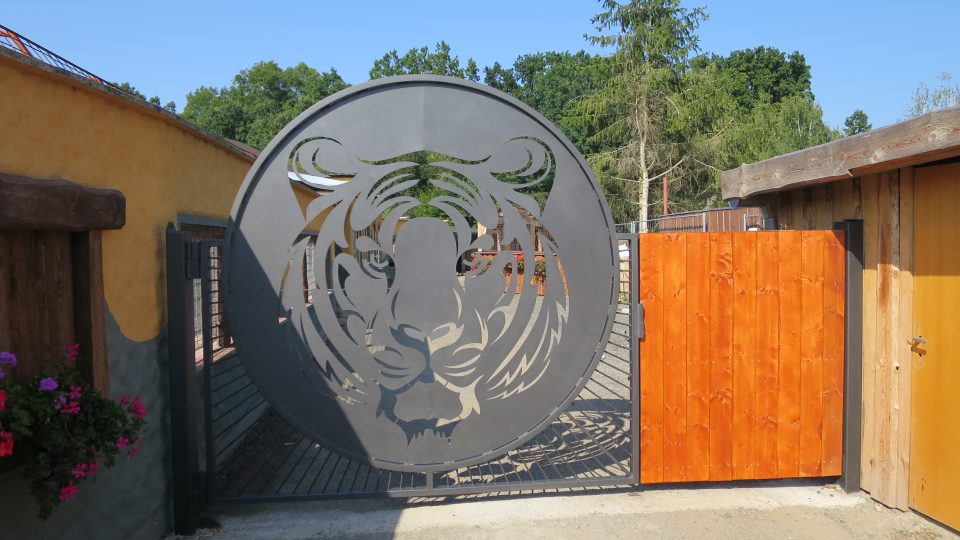 Vstupní brána do zooparku ve Chvojenci