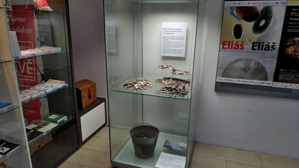 Oba poklady jsou po hrubé očistě vystaveny v pokladně zámku v Pardubicích