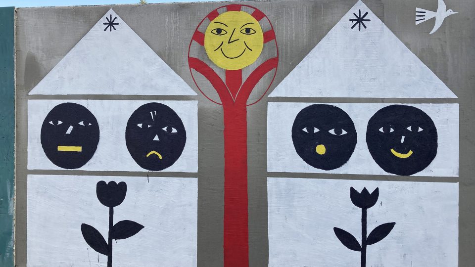 Plot u městské noclehárny v Chrudimi zdobí nové barevné malby