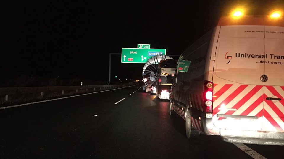 33 metrů dlouhý obal pece jede do cementárny v Prachovicích | foto: ČEZ Distribuce 33 metrů dlouhý obal pece jede do cementárny v Prachovicích