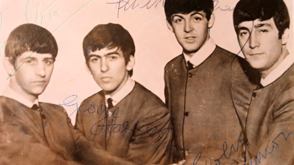 Snímek kapely Beatles s podpisy