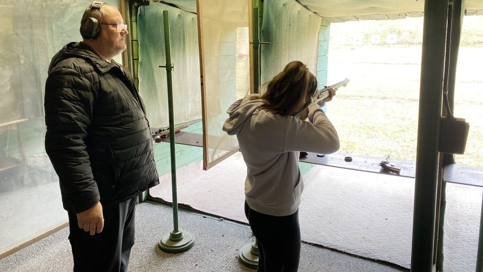 Studentky absolvovaly ostré střelby s různými druhy palných zbraní včetně dlouhých