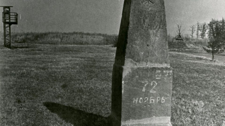 Pomník vojákům padlým v roce 1866 v bitvě u Chlumu přežil i období sovětské střelnice
