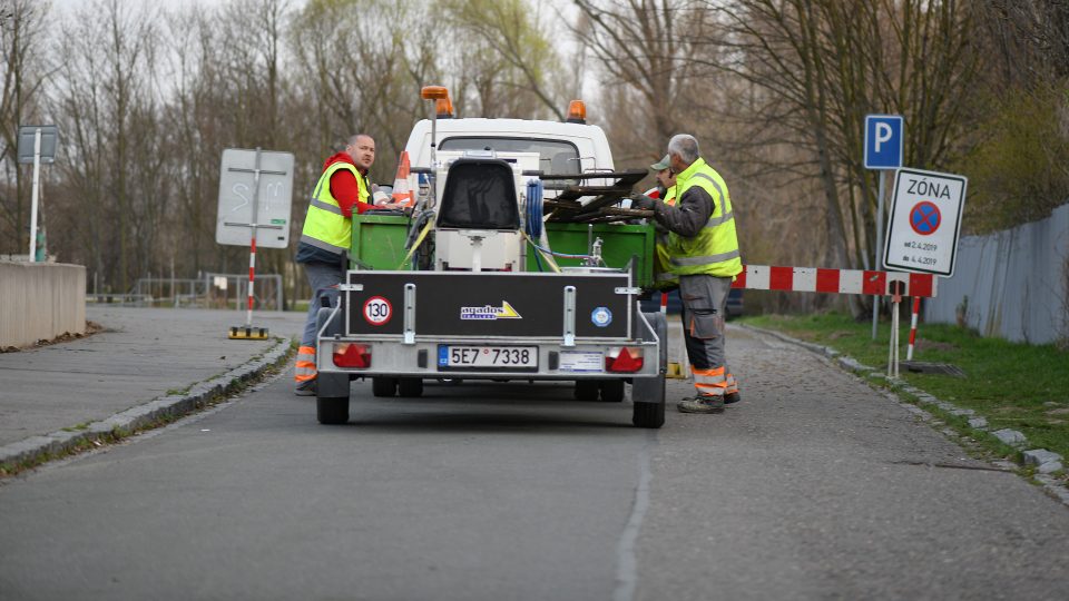 Pracovníci služeb města začali brzy ráno vyznačovat nové dopravní značení