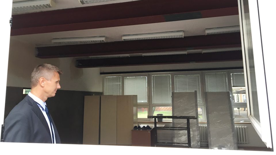 Ředitel školy ukazuje prohnuté stropy v prvním patře.