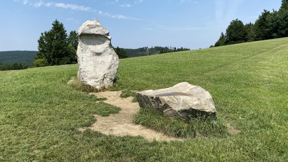 Na kopci Drátenickou skálou stojí památník horolezci Jarošovi, který na ní začínal