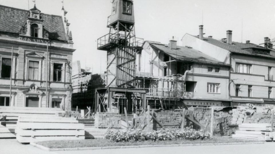Přestavba domů na náměstí ke konci 60. let minulého století