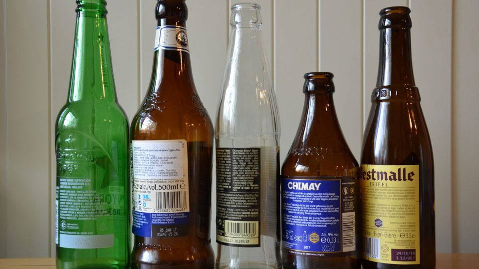 Čiré, zelené a hnědé jsou většinou lahve na nápoje.JPG