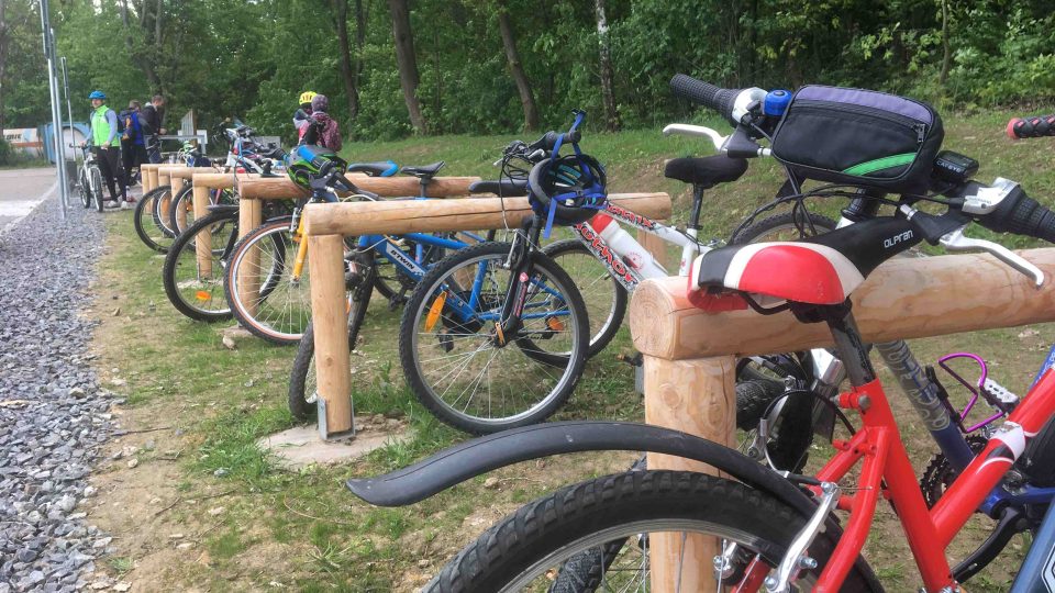Pro cyklisty jsou připraveny dřevěné stojany na kola