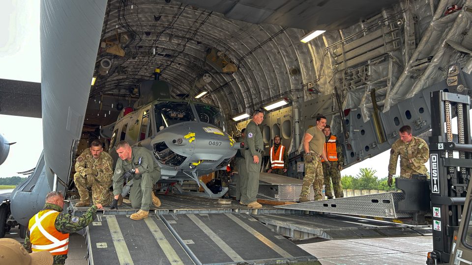 Armáda vykládá vrtulníky UH-1Y Venom z amerického letounu C-17 Globemaster