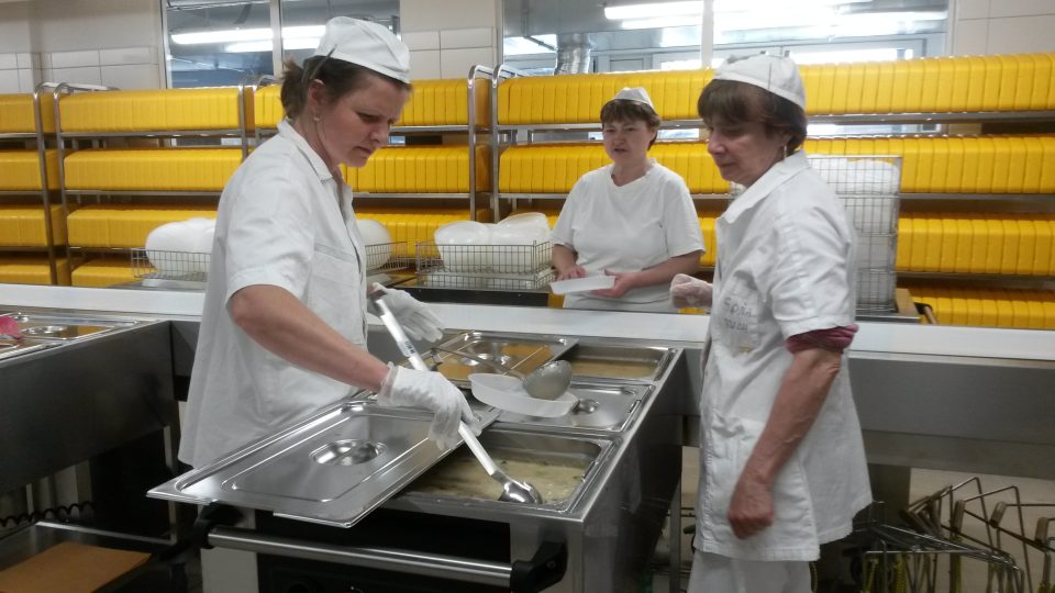 Kuchařky připravují výdej jídel v nové kuchyni