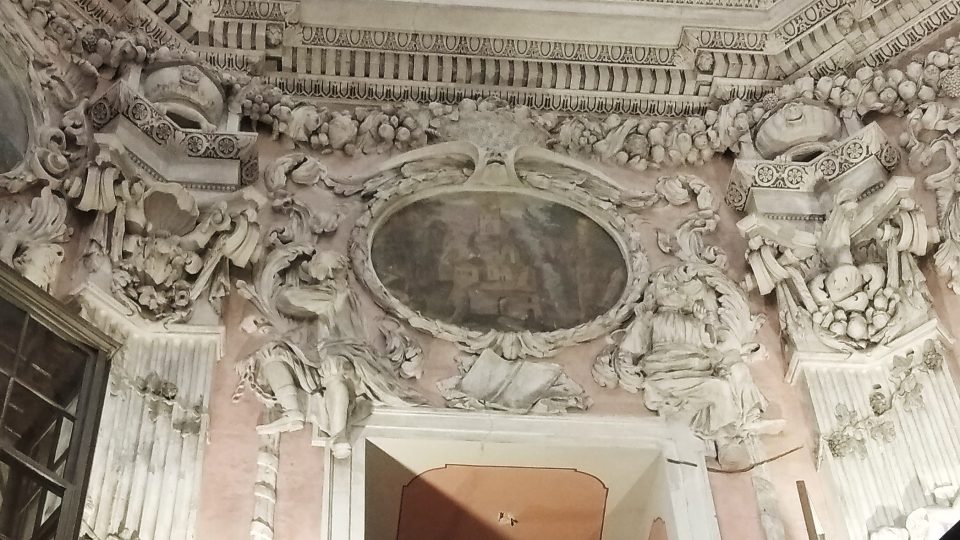 Výzdobou kaple jsou i sochy největších kacířů doby. Nechybí ani ti čeští Jan Hus a Jeroným Pražský