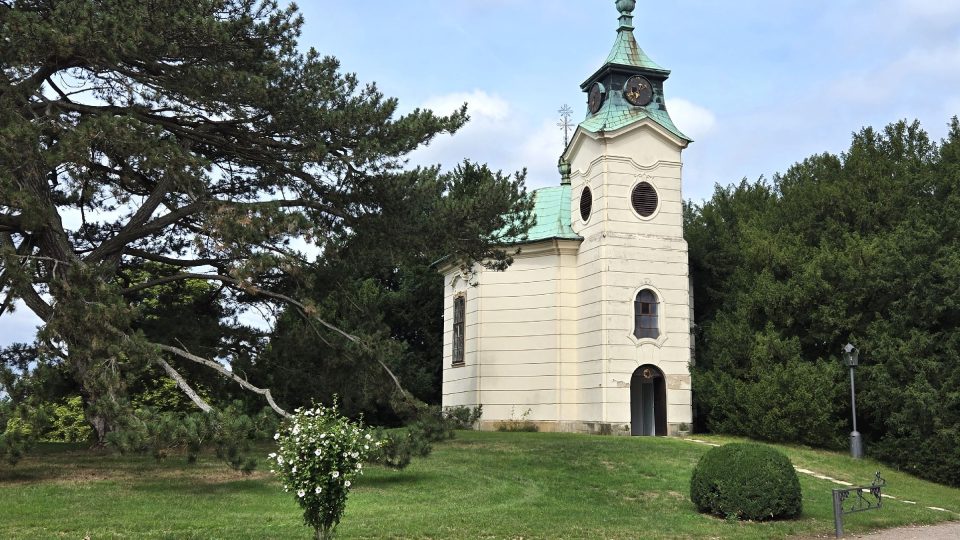 Zámecká kaple Zvěstování Panny Marie v parku Karlovy Koruny | foto: Vladislava Wildová, Český rozhlas Zámecká kaple Zvěstování Panny Marie v parku Karlovy Koruny