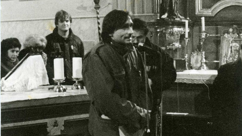 Herec Ondřej Pavelka v králickém kostele 8. prosince 1989