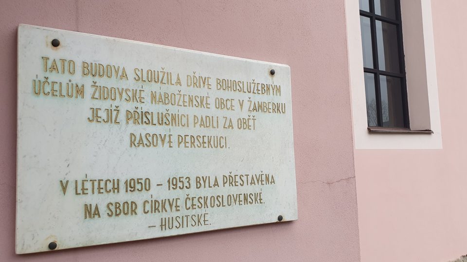 Památeční tabule na zdi bývalé synagogy