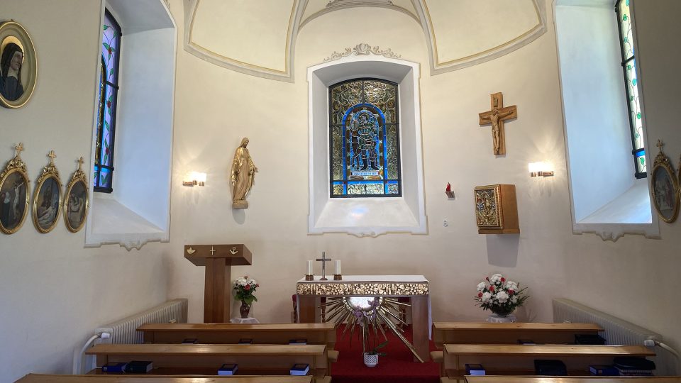 Interiér kaple sv. Huberta na Mendryce